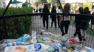 Reciclaje de plástico y botellas PET en escuelas