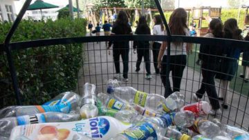 Reciclaje de plástico y botellas PET en escuelas
